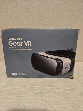 Samsung Gear VR Headset - White and Black Front
